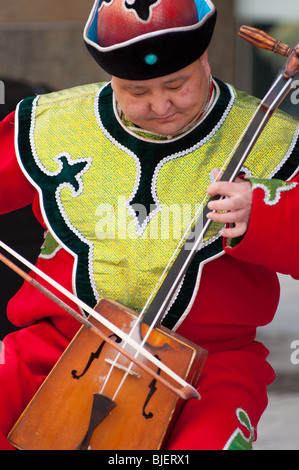 Mongolische Mann spielt traditionelle 'mOrin khur' Musik mit Pferd-head Fiddle. Stockfoto