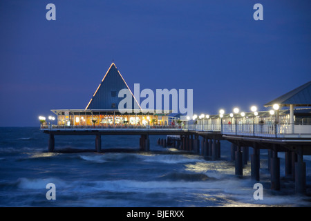 Das Vergnügen Pier von Heringsdorf auf der Ostsee-Insel Usedom im Abendlicht. Mecklenburg-Western Pomerania, Deutschland. Stockfoto