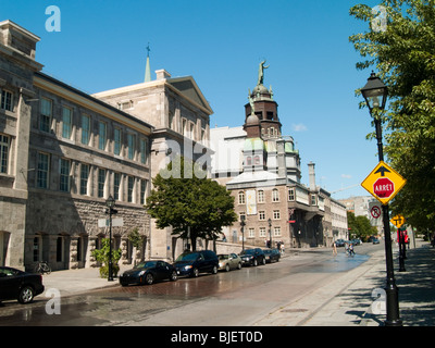 Blick entlang der Rue De La Commune in Vieux (alt) Montreal, Quebec, Kanada Stockfoto