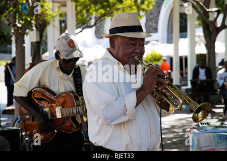 Abie Thomas eine afrikanische Straßenmusiker spielen einer Trompete auf die V & A Waterfront in Kapstadt Südafrika Stockfoto