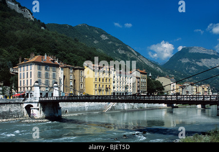 Riverside Häuser Saint Laurent Quartal oder Quartier, & Hängebrücke über den Fluss Isère, Grenoble, Frankreich Stockfoto