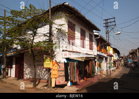 Indien, Kerala, Kochi, Mattancherry, Jewtown, Touristenläden in Straße entstellt durch elektrische Leitungen Stockfoto