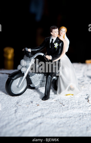 Miniatur-Braut und Bräutigam auf dem Motorrad Stockfoto