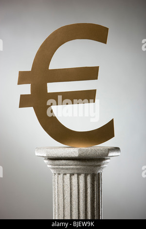 Euro-Symbol auf einem Podest Stockfoto