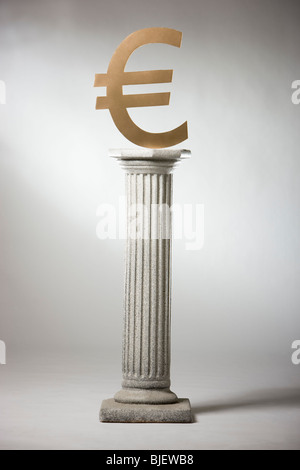 Euro-Symbol auf einem Podest Stockfoto