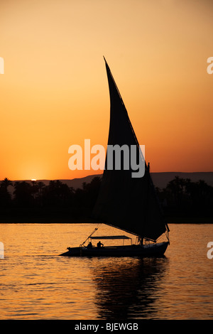 Ein Feluca auf dem Nil bei Sonnenuntergang Stockfoto