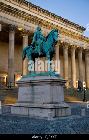 Statue von Prinz Albert vor St Georges Hall bei Nacht, Liverpool, Merseyside, England, UK Stockfoto