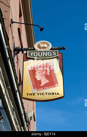 Melden Sie sich für die Victoria Pub, mit Bild des viktorianischen Briefmarke in Surbiton, Surrey, england Stockfoto