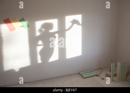 Schatten der Frau, die Reinigung von Fenstern in neue Wohnung Stockfoto