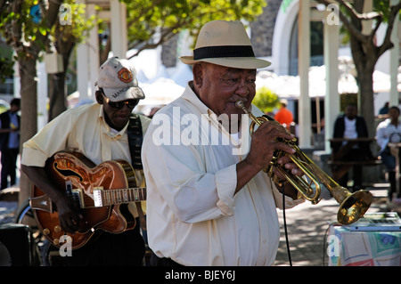 Abie Thomas eine afrikanische Straßenmusiker spielen einer Trompete auf die V & A Waterfront in Kapstadt Südafrika Stockfoto