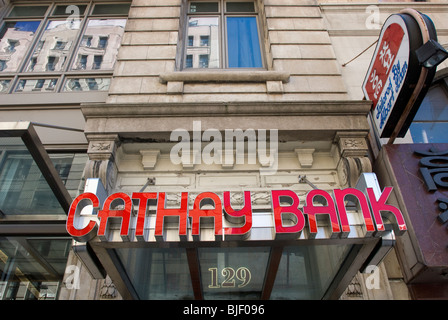 Eine Filiale der Bank Cathay im New Yorker Stadtteil Chinatown Stockfoto