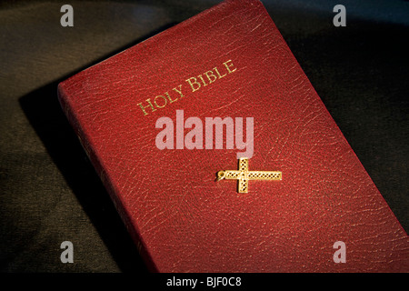 Die Heilige Bibel, King James Version und ein Goldkreuz Stockfoto