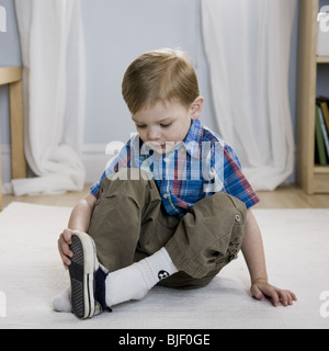 kleiner Junge Schuhe anziehen Stockfotografie Alamy