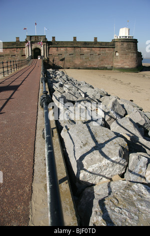 Stadt von Wallasey, England. Gehweg bis zum Haupteingang des Fort Perch Rock im Badeort von New Brighton. Stockfoto