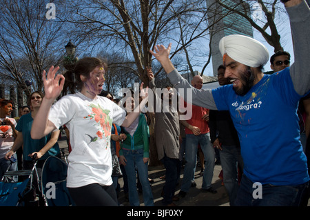 Bhangra Tänzer feiern die indischen Urlaub von Holi ein Straßenfest in New York Stockfoto