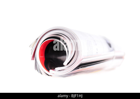 Zeitung auf dem weißen Hintergrund isoliert aufgerollt Stockfoto