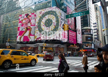 Ein Plakat für ein Ziel pop-up Store verkaufen Liberty of London waren am Times Square in New York Stockfoto