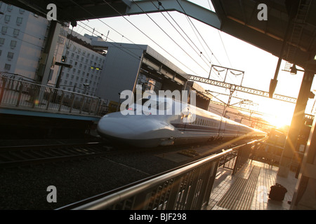 Hochgeschwindigkeitszug in Kyoto Station in den Sonnenuntergang, Japan. Stockfoto