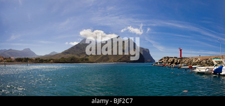 La Aldea de San Nicolas. Panoramablick auf die Westküste Klippen und Strand, den Hafen entnommen Stockfoto