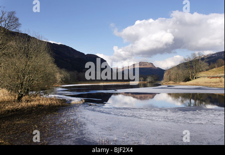 Blick nach Norden entlang Loch Lubnaig in Richtung der Hügel Meall Mor in der Nähe von Ben Ledi in die Trossachs. Stockfoto