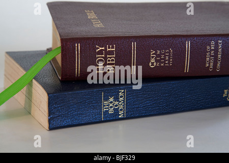 Die Heilige Bibel, King James Version und das Buch Mormon Stockfoto