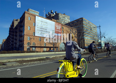 Eine Plakatwand drängen die Rückkehr der Formen in der US-Volkszählung ist entlang dem Radweg West Side in New York gesehen. Stockfoto