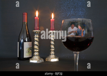 Eine Flasche und Glas Pino Noir und brennenden Kerzen in ein romantisches Ambiente Stockfoto