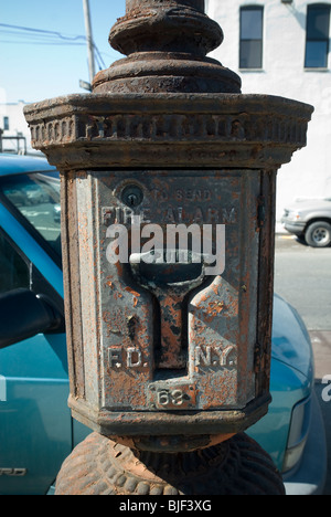 Eine ältere FDNY Feuer Call Box ist auf der Straße in Greenpoint, Brooklyn Nachbarschaft von New York gesehen. Stockfoto