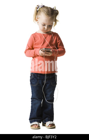 kleines Mädchen anhören von MP3-player Stockfoto