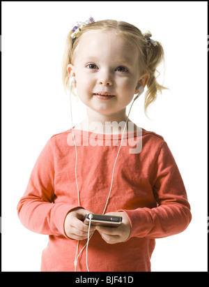 kleines Mädchen anhören von MP3-player Stockfoto