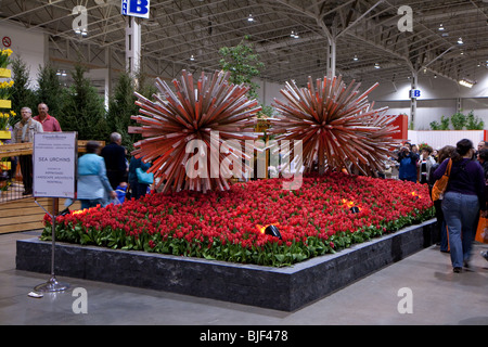 Kunst Stück metallisches Silber rote Blumen Blume Stockfoto