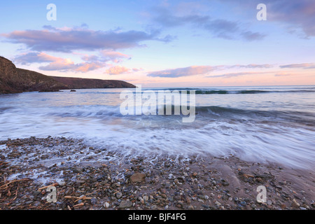 Searods Felsen und Sand angeschwemmt an Irlands Südküste Stockfoto