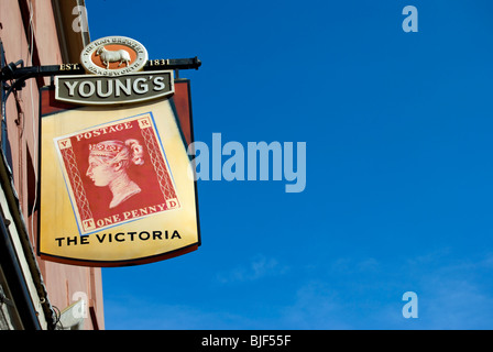 Melden Sie sich für die Victoria Pub, mit Bild des viktorianischen Briefmarke in Surbiton, Surrey, england Stockfoto