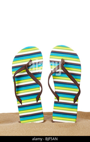 Ein paar Flip-Flops oder Strand Sandalen mit textfreiraum auf weißem Hintergrund. Geringe Schärfentiefe Stockfoto