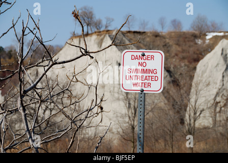 Schild Warnung vor kein Schwimmen wegen unbehandeltes Wasser in der Nähe eines Auffangbeckens am Scarborough Bluffs in Toronto Kanada Stockfoto