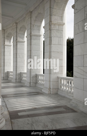 Marmorsäulen im Memorial Amphitheater am Nationalfriedhof Arlington, Washington DC, USA Stockfoto