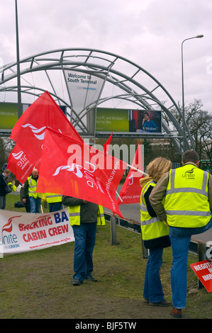 Union Streikposten am Eingang zum Flughafen Gatwick zu vereinen Stockfoto