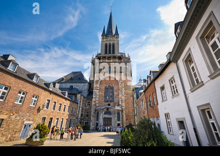 Aachener Dom Dom, Aachen, Deutschland (auch bekannt als Aix-la-Chapelle), mit Touristen vor dem Eingang Stockfoto