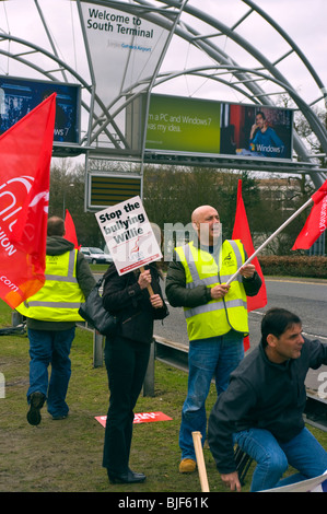 Union Streikposten am Eingang zum Flughafen Gatwick zu vereinen Stockfoto