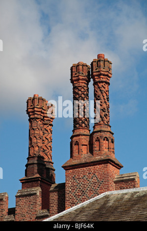 Dekorative Schornsteine in Hampton Court Palace, Richmond nach Themse, England. Stockfoto