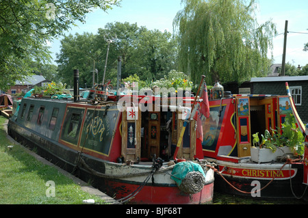 schmale Boot Lastkähne am Kanal Stockfoto