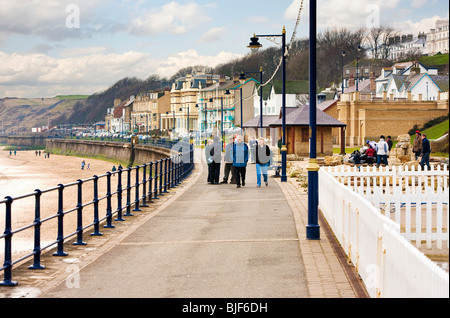 Menschen zu Fuß an der Promenade im Seebad Filey, North Yorkshire, Großbritannien im Winter Stockfoto