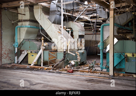 Alte Maschine gebrochen, In verlassenen Fabrik, Philadelphia, USA Stockfoto