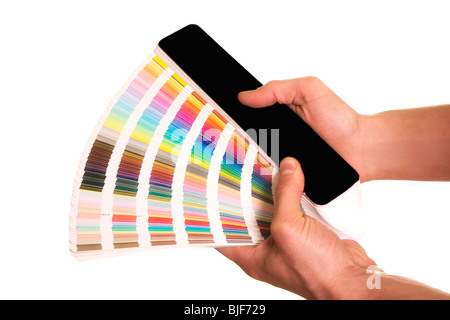 Hände des Mannes hält eine Farbe Karte Führer pantone Stockfoto