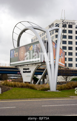 Willkommen bei Gatwick Airport North Terminal Zeichen mit dem Sofitel Hotel im Hintergrund Stockfoto