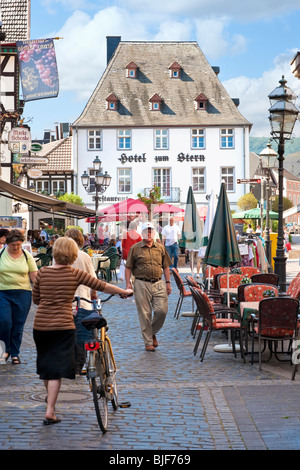 Deutschland - Ahrweiler Altstadt mit Käufern auf dem belebten Marktplatz Stockfoto