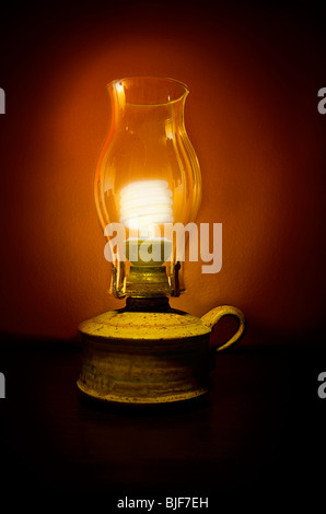 Energiesparlampe Nachhaltigkeit in Öllampe Stockfoto