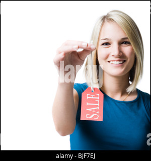 Frau hält einen Verkauf-tag Stockfoto
