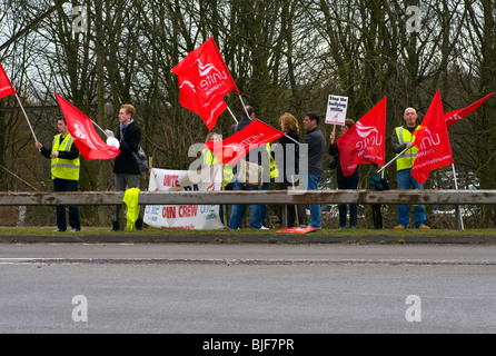 Union Streikposten am Eingang zum Flughafen Gatwick zu vereinen Stockfoto