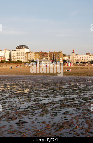 Eine Ansicht von Margate Beach am späten Nachmittag mit Gebäuden im Hintergrund Stockfoto